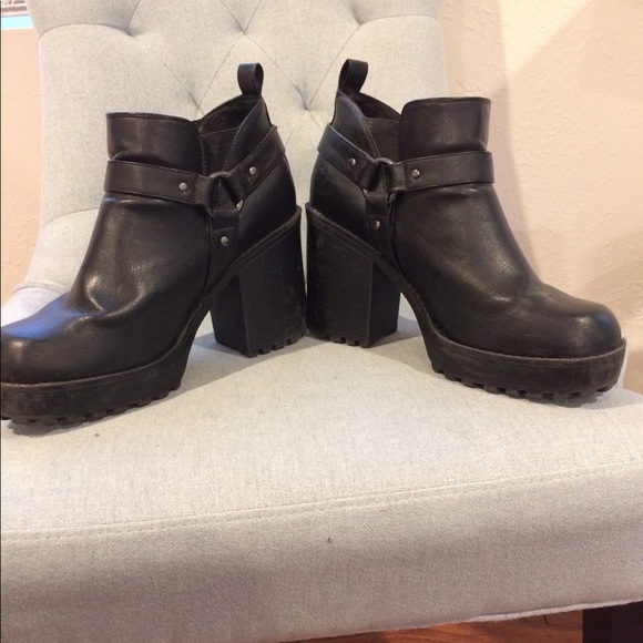 Various Torrid shoes ranging from size 11.5 to 12w - Picture 10 of 16